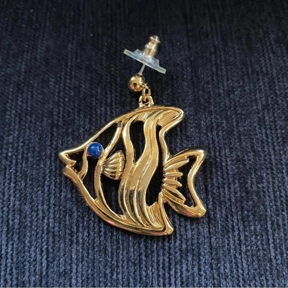 Vintage AVON "Two Fish" Gold Tone Dangle Earrings with Blue Eye Accent - Picture 8 of 9